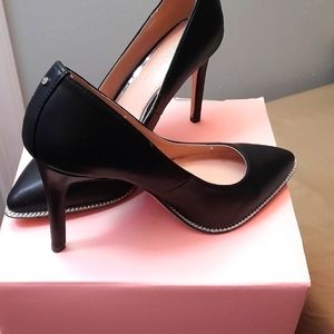 BCBG... Hallix Pump Heel